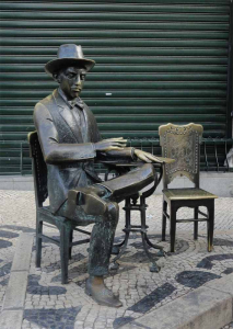 Statue de bronze du sculpteur Lagoa Henriques en hommage à Fernando Pessoa