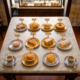Table en marbre dans une pastelaria portugaise avec les 10 meilleures pâtisseries